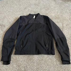 Lululemon run on black jacket 6